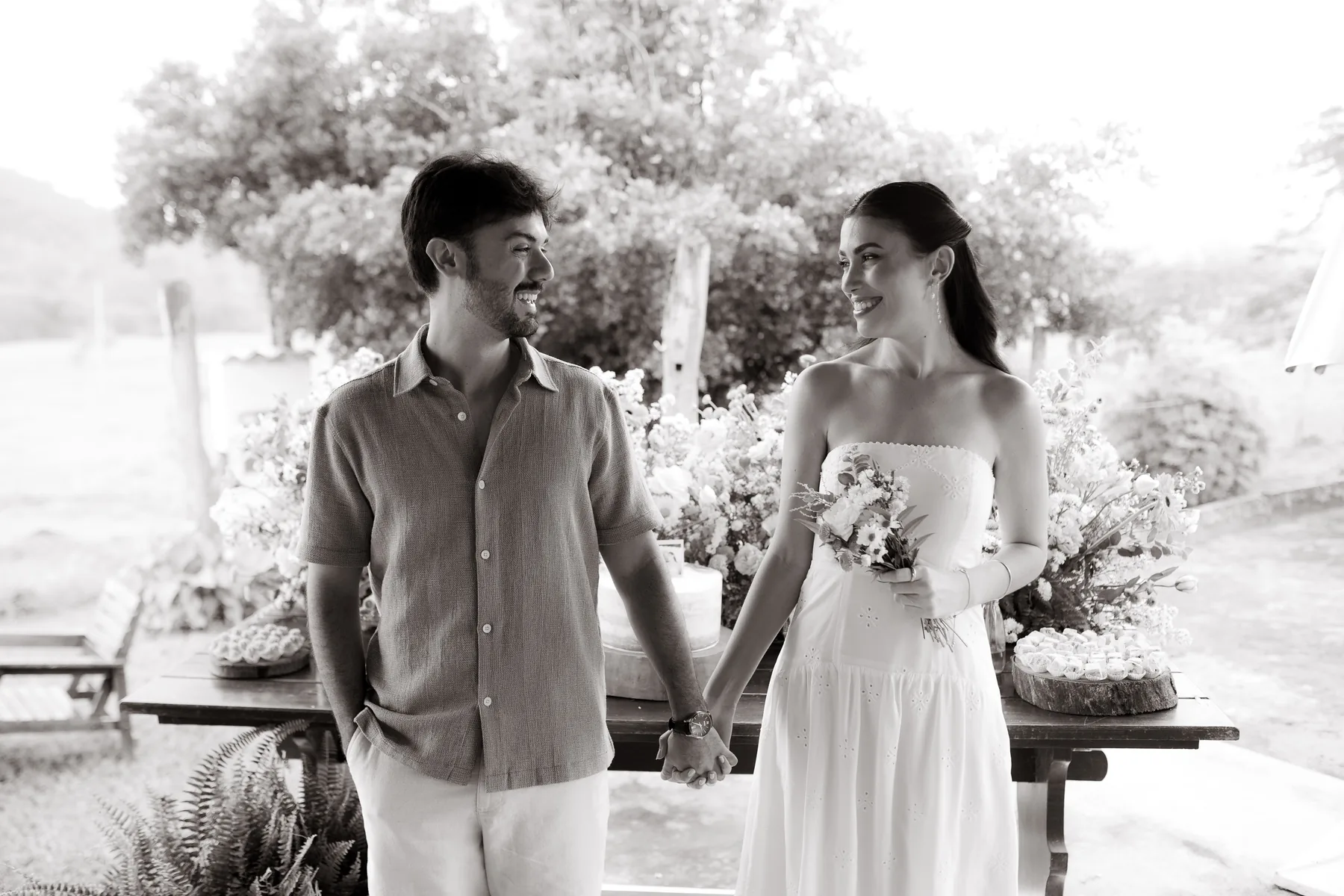 Raquel e Vicente sorrindo, de mãos dadas